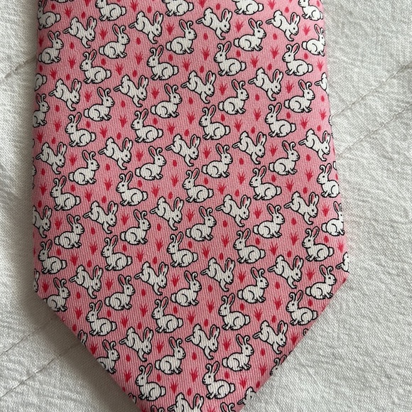 Vineyard Vines tie. - Picture 3 of 5